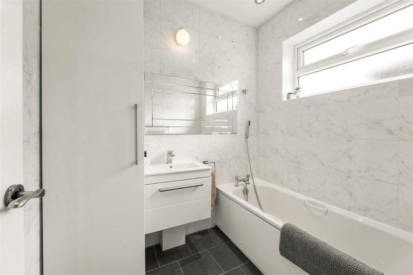 Images for Oakfield, Sale, M33