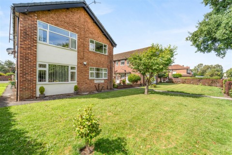 View Full Details for Apt with Private Entrance, Sunningdale Court, Northenden Road, Sale